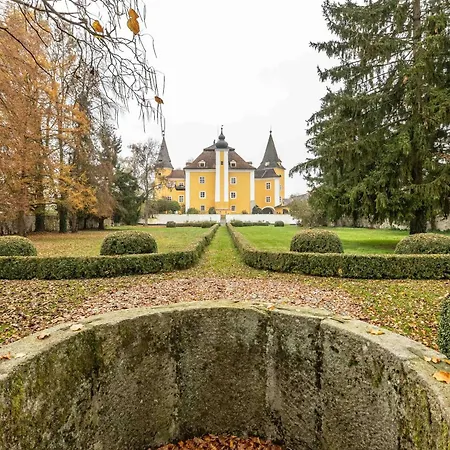 Am Schloss Muehldorf Feldkirchen an der Donau