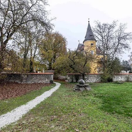 Am Schloss Muehldorf Feldkirchen an der Donau