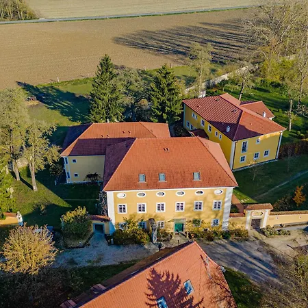 Am Schloss Muehldorf * Feldkirchen an der Donau